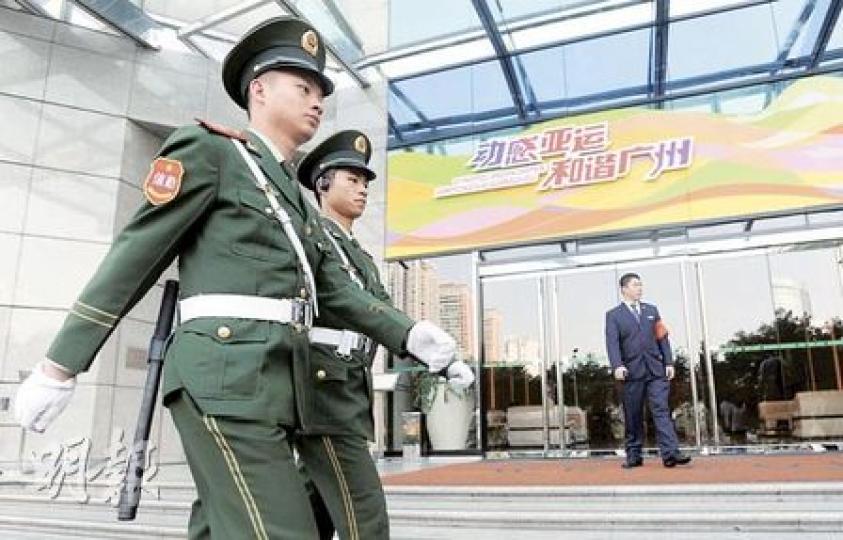 廣州天河北路一帶有不少日本人居住,區內亦有日本人學校、餐廳等,與今晚中日大戰的天河體育中心僅一街之隔。昨日在中信公寓門外,不斷有武警巡邏,有大廈日本住客表示,近日不斷從電視上看到中日釣魚島糾紛,「心裏感到擔憂,還是不去球場看球,回家裏看電視支持日本隊吧」。(余俊亮攝)天河體育中心外停泊了幾輛裝甲車候命,手持衝鋒槍的特警則不斷巡邏,不准行人停留拍攝。(余俊亮攝) 廣州天河北路一帶有不少日本人居住,區內亦有日本人學校、餐廳等,與今晚中日大戰的天河體育中心僅一街之隔。昨日在中信公寓門外,不斷有武警巡邏,有大廈日本住客表示,近日不斷從電視上看到中日釣魚島糾紛,「心裏感到擔憂,還是不去球場看球,回家裏看電視支持日本隊吧」。(余俊亮攝)天河體育中心外停泊了幾輛裝甲車候命,手持衝鋒槍的特警則不斷巡邏,不准行人停留拍攝。(余俊亮攝)
