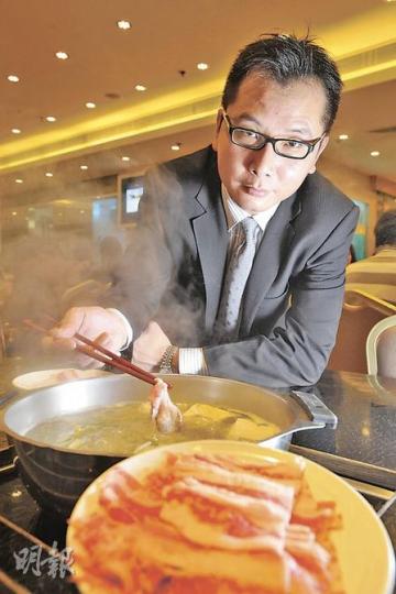 肥牛是火鍋的最佳搭檔,彩龍船火鍋海鮮酒家集團執行董事梁漢文表示,現時食肆供應的肥牛多屬經解凍後切片的急凍牛肉。(葉漢華攝) 肥牛是火鍋的最佳搭檔,彩龍船火鍋海鮮酒家集團執行董事梁漢文表示,現時食肆供應的肥牛多屬經解凍後切片的急凍牛肉。(葉漢華攝)