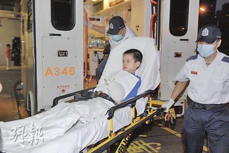 穿涼鞋捲入扶手電梯致左腳腳趾受傷的男童,送院時手持救護員送贈的哈哈笑手套。(曾立本攝) 穿涼鞋捲入扶手電梯致左腳腳趾受傷的男童,送院時手持救護員送贈的哈哈笑手套。(曾立本攝)