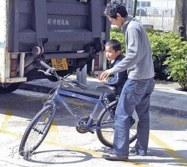 姓許父子騎乘一輛單車途經隆亨邨,與另一名騎單車女子相撞,父子並無受傷,協助警方調查後離去。(蘇偉明攝) 姓許父子騎乘一輛單車途經隆亨邨,與另一名騎單車女子相撞,父子並無受傷,協助警方調查後離去。(蘇偉明攝)