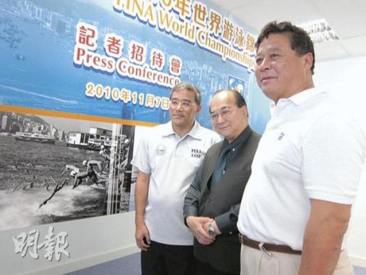 泳總義務副秘書王敏超(右)曾游水橫渡維港並三奪冠軍,他希望於明年10月復辦維港渡海泳這項有意義的體育盛事。(勞雅文攝) 泳總義務副秘書王敏超(右)曾游水橫渡維港並三奪冠軍,他希望於明年10月復辦維港渡海泳這項有意義的體育盛事。(勞雅文攝)