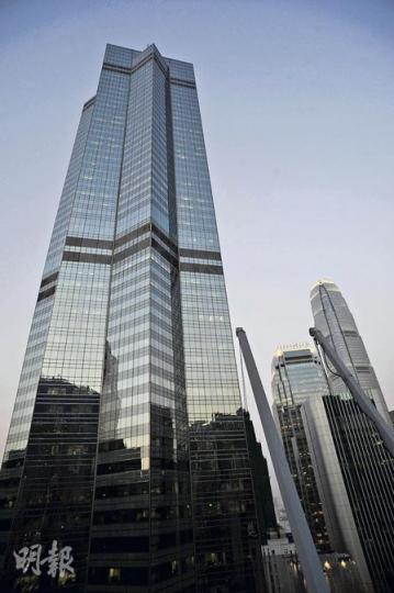 中環中心頂層剛以呎價25,581元易手,繼1999年、2008年後,第三度重登本港歷來商廈買賣呎價的寶座。(劉焌陶攝) 中環中心頂層剛以呎價25,581元易手,繼1999年、2008年後,第三度重登本港歷來商廈買賣呎價的寶座。(劉焌陶攝)