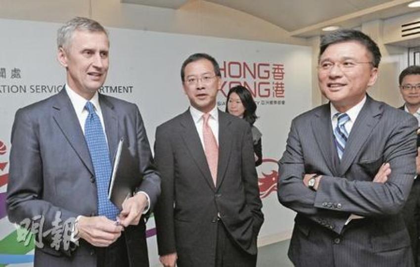 財經事務及庫務局長陳家強(右),下周將聯同證監會行政總裁韋奕禮(左)等財金要員出訪英倫,推廣香港的資產管理和人民幣業務優勢。(劉焌陶攝) 財經事務及庫務局長陳家強(右),下周將聯同證監會行政總裁韋奕禮(左)等財金要員出訪英倫,推廣香港的資產管理和人民幣業務優勢。(劉焌陶攝)