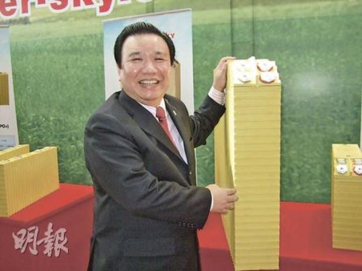 中聚雷天副主席兼技術總監鍾馨稼,介紹由他發明、號稱是全球容量最大的鋰電池。(毛婷婷攝) 中聚雷天副主席兼技術總監鍾馨稼,介紹由他發明、號稱是全球容量最大的鋰電池。(毛婷婷攝)