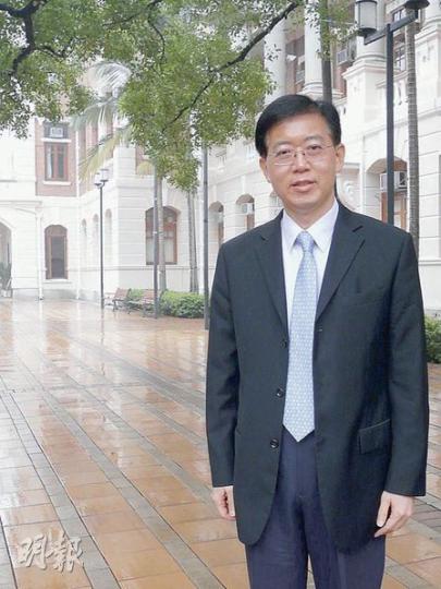 港大文學院副院長施仲謀期望日後畢業生的普通話水平達到專業水準,學院將於本科生的其中一科必修中文學科,加強普通話培訓。(鄭穎瑩攝) 港大文學院副院長施仲謀期望日後畢業生的普通話水平達到專業水準,學院將於本科生的其中一科必修中文學科,加強普通話培訓。(鄭穎瑩攝)