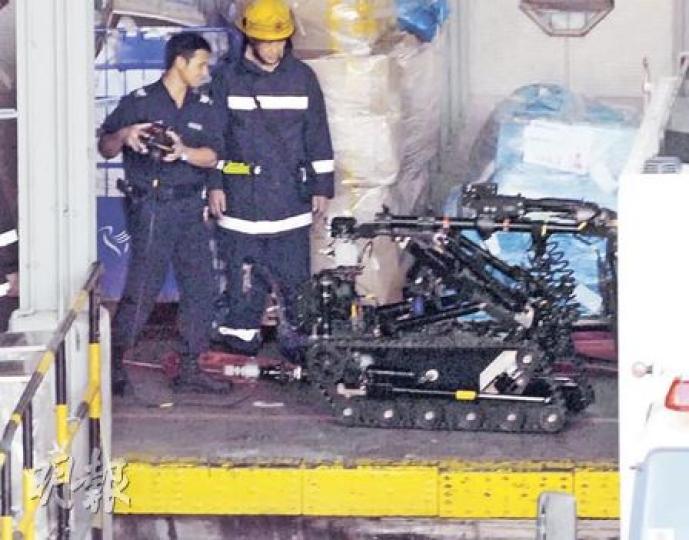 警方出動拆彈機械人檢查冒出煙火的郵包,郵政署事後透露出事郵包內載着3至4枚電池,並不涉及爆炸品,又指電池屬於禁止郵寄物品。(蘇偉明攝) 警方出動拆彈機械人檢查冒出煙火的郵包,郵政署事後透露出事郵包內載着3至4枚電池,並不涉及爆炸品,又指電池屬於禁止郵寄物品。(蘇偉明攝)