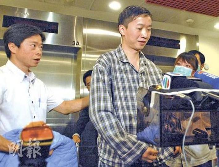 許細文(穿格仔衫)完成捐贈肝臟手術後迅速康復,昨日可自行站立向記者剖白救人感受,他呼籲市民要身體力行參與捐贈器官計劃,希望幫助更多病人延續生命。(劉友光攝) 許細文(穿格仔衫)完成捐贈肝臟手術後迅速康復,昨日可自行站立向記者剖白救人感受,他呼籲市民要身體力行參與捐贈器官計劃,希望幫助更多病人延續生命。(劉友光攝)
