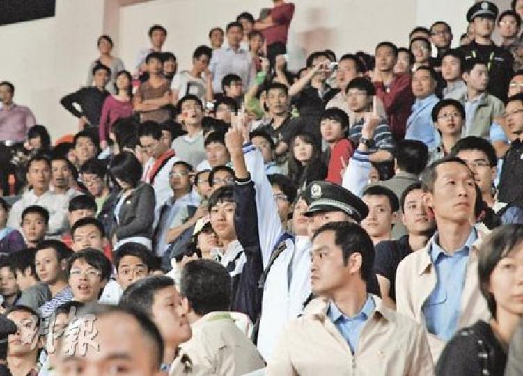 看見國家隊慘吞三蛋,中國球迷禁不住雙手高舉不文手勢,宣泄內心不滿,而在旁的保安人員(穿米色風褸者)不時提醒場內球迷不要叫囂。(覃純健攝)雖然氣氛緊張,但約200名日本球迷昨日仍入場觀戰支持,日本隊亦不負他們所望,以3比0擊敗中國隊,球迷於入球一刻歡呼喝采。(何家達攝)開賽之前,武警於下午已經開始在球場四周佈防,更帶備防暴盾牌及頭盔,為可能出現的騷亂作準備。(何家達攝)球迷還未入場,大會已安排數千保安先進駐球場,於觀眾席上打直或打橫列席,將觀眾席劃成不同區域。圖中可見身穿藍色恤衫、米色外套的保安人 看見國家隊慘吞三蛋,中國球迷禁不住雙手高舉不文手勢,宣泄內心不滿,而在旁的保安人員(穿米色風褸者)不時提醒場內球迷不要叫囂。(覃純健攝)雖然氣氛緊張,但約200名日本球迷昨日仍入場觀戰支持,日本隊亦不負他們所望,以3比0擊敗中國隊,球迷於入球一刻歡呼喝采。(何家達攝)開賽之前,武警於下午已經開始在球場四周佈防,更帶備防暴盾牌及頭盔,為可能出現的騷亂作準備。(何家達攝)球迷還未入場,大會已安排數千保安先進駐球場,於觀眾席上打直或打橫列席,將觀眾席劃成不同區域。圖中可見身穿藍色恤衫、米色外套的保安人