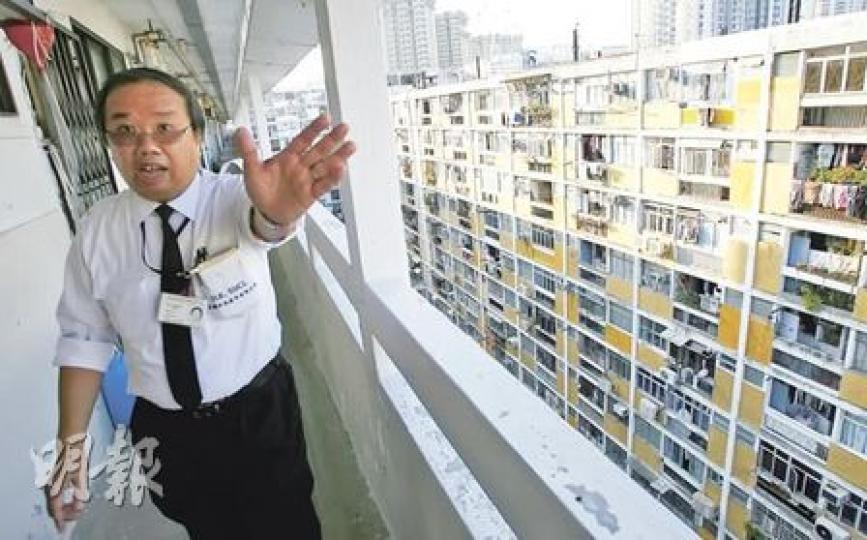 大坑西新邨雖有不少保安,但非居民亦容易自由進出該邨。自日前被報道後,保安特別小心,阻止記者拍攝。(林振東攝)居住大坑西新邨超過40年的何太(右)表示,不擔心拆邨後沒有樓住,「佢拆樓都要安置我哋」。(林振東攝) 大坑西新邨雖有不少保安,但非居民亦容易自由進出該邨。自日前被報道後,保安特別小心,阻止記者拍攝。(林振東攝)居住大坑西新邨超過40年的何太(右)表示,不擔心拆邨後沒有樓住,「佢拆樓都要安置我哋」。(林振東攝)