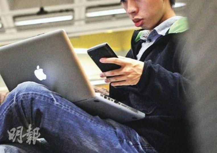 有研究指男士若常將手提電腦置於大腿或膝上,電腦過熱的溫度會影響陰囊製造精蟲,可能引致不育。(林振東攝) 有研究指男士若常將手提電腦置於大腿或膝上,電腦過熱的溫度會影響陰囊製造精蟲,可能引致不育。(林振東攝)