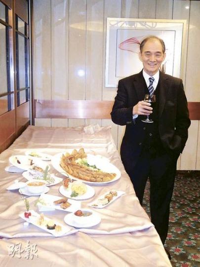 利苑酒家集團主席陳樹杰「曬冷」展示招牌菜,包括前方長碟4小件的分子料理,旁邊最大碟是炆鱷魚皮,聽來有點嚇人,口感似海參。(周偉強攝) 利苑酒家集團主席陳樹杰「曬冷」展示招牌菜,包括前方長碟4小件的分子料理,旁邊最大碟是炆鱷魚皮,聽來有點嚇人,口感似海參。(周偉強攝)