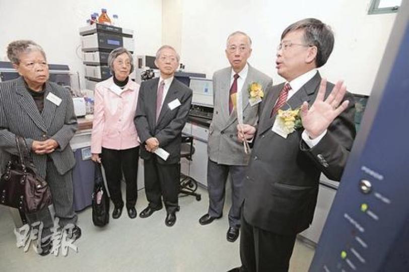 浸會中醫藥學院院長劉良教授（右一），向（右二起）伍步剛、劉啟文和伍步莊夫婦等，介紹癌症炎症研究中心的器材。（何家達攝）