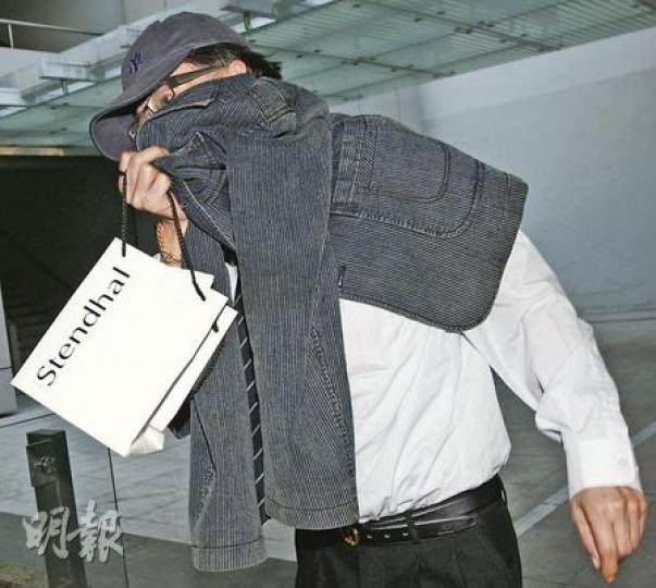 享盡齊人福的佛堂負責人李錦士（圖）擁有不少物業，他在佛堂向信眾發售「開光」物品。他昨日離庭時躲避鏡頭，右手露出粗金鏈。（李紹昌攝）「大婆」梁穎蘭（圖）與被告「二奶」利鳳儀均與佛堂負責人李錦士相戀，兩人同知對方存在，但兩婦十多年來相安無事，梁穎蘭更替被告照顧其親生長子。（李紹昌攝）