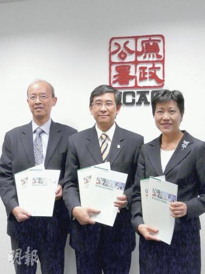 廉署防止貪污處署理助理處長伍國明（中）表示，防貪錦囊可助學校管理層、新入職教師了解更多學校管治和利益申報程序。圖左為同樣來自教育界的廉署社區關係市民諮詢委員會委員黎樹濛，圖右則為防止貪污諮詢委員會委員陳黃麗娟。（鄭穎瑩攝）