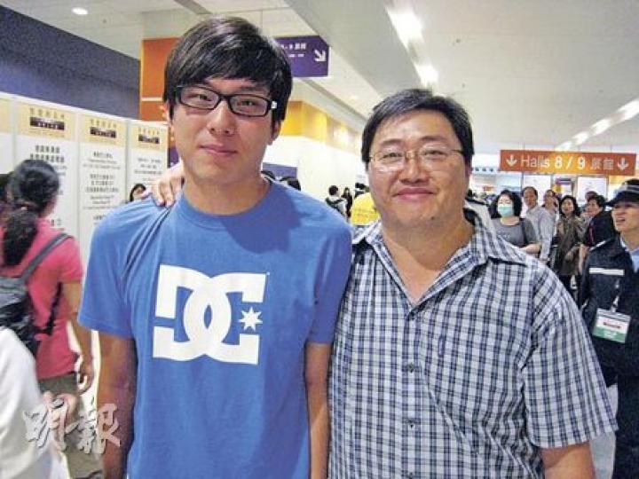 余先生（右）偕同兒子一同欣賞﹕「上海世博吸引很多人欣賞，掀起一股熱潮，吸引我前來參觀。」（楊曉楓攝）邱先生﹕「很生動、很特別。可看到宋朝是十分繁榮，及當時多采多姿的生活。」（楊曉楓攝）
