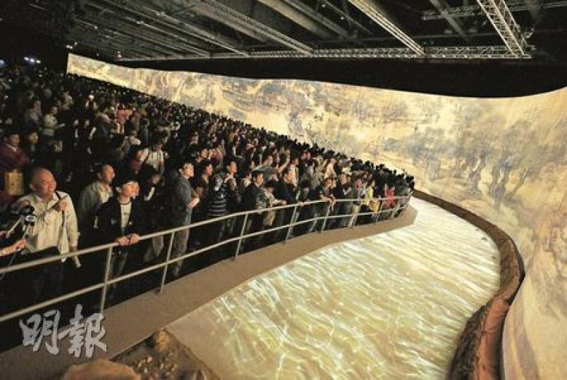 電子版《清明上河圖》昨日正式展出，每節觀眾人數高達3500人，所有人逼在屏幕之前，有市民表示只能看到「人頭」。（葉漢華攝）售賣紀念品的攤檔前人頭湧湧，市民爭相搶購各式《清明上河圖》紀念品。（李紹昌攝）每節結束前，康文署都會動員約10名保安員舉起「節目完畢請盡快離開」的紙牌，並拉繩清場。（葉漢華攝）昨日由於場內太過擁擠，有長者因侷促而感不適，需送院檢查。（葉漢華攝）