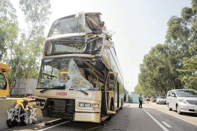 猛撞前方維他奶貨車的276號線九巴，車頭被撞至劏開，車上12名乘客受傷。（樊銳昌攝）元朗新田公路3車相撞意外涉及維他奶重型貨車（左邊黃色車）、九巴雙層巴士（中）及運送凍肉的密斗貨車（橫卧路中），現場交通癱瘓逾1小時，直升機一度候命參與運送傷者。（樊銳昌攝）