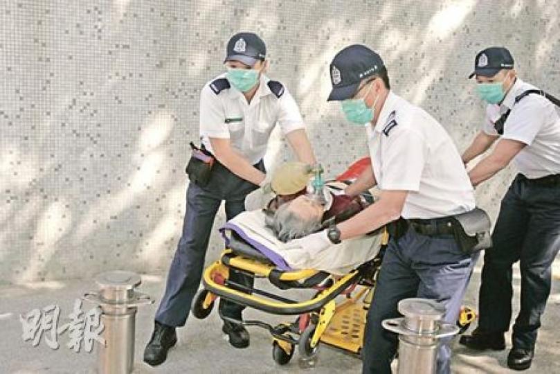 與兒子一起昏迷房中的七旬老婦患糖尿病，送院時已奄奄一息，最終不治。（張景寧攝）疑心臟病發的兒子送院時已無知覺，救護員不斷為他施心外壓，最終不治。（梁琬珊攝）兩母子送院後證實死亡，八旬男戶主留在家中協助警方調查，警員其後帶走一些家庭用品及藥物。（張景寧攝）