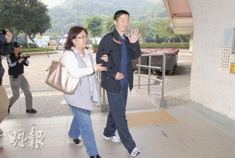 許細文昨午出院時精神飽滿，在一名女親友攙扶下步入寶琳邨寶德樓，並向在場記者揮手。（劉友光攝）