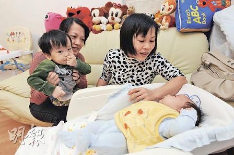 任職教師的林女士（左）兩年前產子後，聘請越傭阿蓮（右）協助家務及照顧兒子。她大讚阿蓮對小朋友很有愛心：「大仔生日時更會買禮物，我已當她是家人。」（何家達攝）