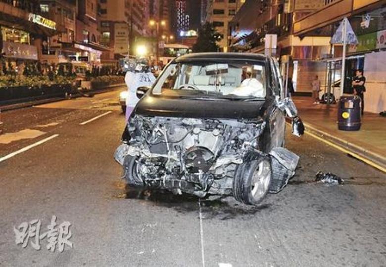 約值25萬元的日產豪華七人車，在彌敦道猛撞花槽後車頭毁爛不堪。（蔡方山攝）醉駕「學神」（中）撞車後一度離開現場，其後混雜在圍觀人群中被目擊者認出，事後被帶上警車查問，最終涉5宗罪被捕。（蔡方山攝）被七人車猛撞的兩個石屎花槽，彈飛對面行車線，可見撞擊力之大。（蔡方山攝）