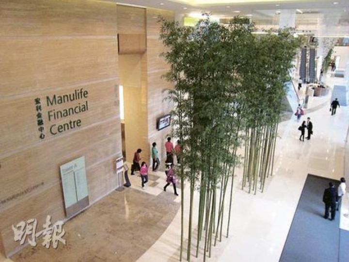 宏利金融中心的大堂裝潢有氣派,與觀塘區附近舊式工廈截然不同。(陳健佳攝)宏利保險的新總部,茶水間兼休息室面向180度海景,全天候開放給員工。聽聞員工有意建議公司,於農曆年舉辦看煙花活動。(陳健佳攝) 宏利金融中心的大堂裝潢有氣派,與觀塘區附近舊式工廈截然不同。(陳健佳攝)宏利保險的新總部,茶水間兼休息室面向180度海景,全天候開放給員工。聽聞員工有意建議公司,於農曆年舉辦看煙花活動。(陳健佳攝)