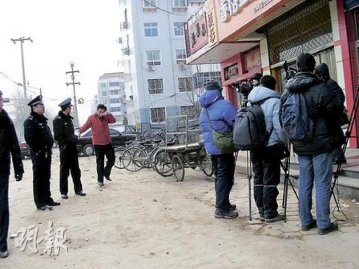 三鹿毒奶粉案開審當天，趙連海和數名受害幼兒的家長抵達石家莊，在法院附近一家很小的餛飩店吃午餐，因店內地方狹窄，聞訊趕至的香港記者只好在店門外架起攝錄機等候，大批警察圍在記者背後戒備，周遭行人稀疏。（劉進圖攝）