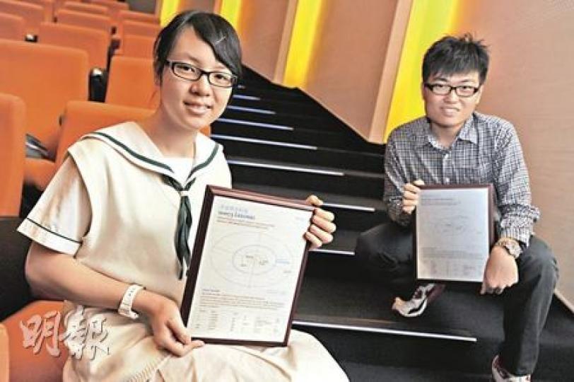 創新科技署頒獎予新一代「星之女」李安琪（左）和「星之子」林俊禧（右），小妮子期望將來成為醫生，親手醫治病人。（何家達攝）