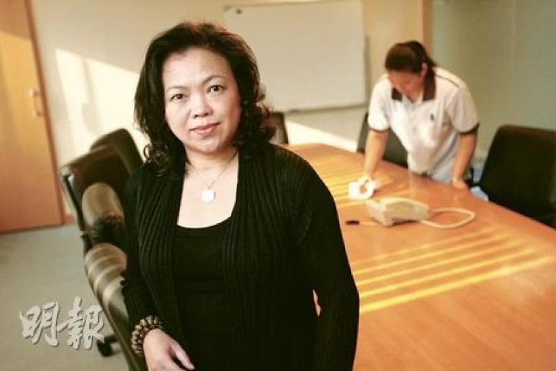 清潔公司老闆甄瑞嫻身兼香港環境衛生業界大聯盟召集人，她指曾向政府反映最低工資實施後，長期服務金新計法會令公司成本大增。（郭慶輝攝）