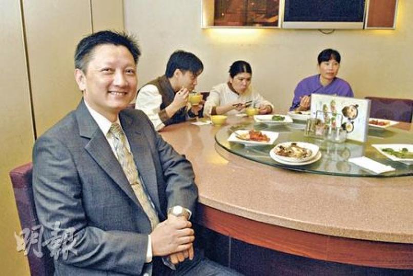 太興飲食集團副總經理何小鋒(左)間中會跟員工一同用膳,他指行內流失率高,最低工資實施後,公司更加要想辦法開源,如本年底開設西餐廳及日式餐廳,吸引客源。(陳淑安攝) 太興飲食集團副總經理何小鋒(左)間中會跟員工一同用膳,他指行內流失率高,最低工資實施後,公司更加要想辦法開源,如本年底開設西餐廳及日式餐廳,吸引客源。(陳淑安攝)