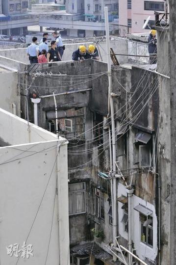 鳳德道唐樓頂樓失火,大批警員及消防事後在對上天台調查。(屈俊樂攝)2樓租客韓先生表示,外傭從屋頂跌落單位走廊位置,屋頂留有一破洞。(屈俊樂攝)救火時失足墮樓的外傭,手腳擦傷送院治理。(蘇偉明攝) 鳳德道唐樓頂樓失火,大批警員及消防事後在對上天台調查。(屈俊樂攝)2樓租客韓先生表示,外傭從屋頂跌落單位走廊位置,屋頂留有一破洞。(屈俊樂攝)救火時失足墮樓的外傭,手腳擦傷送院治理。(蘇偉明攝)