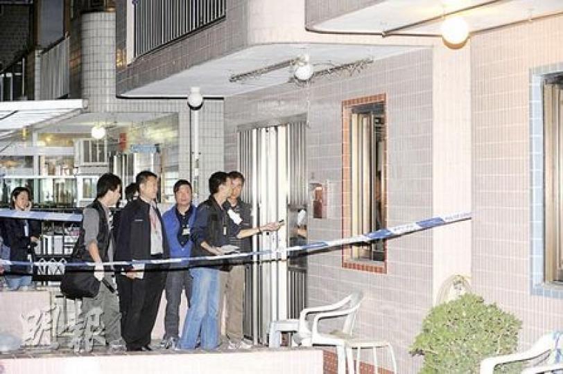 大批探員昨晚到馬鞍山井頭村命案村屋調查。(樊銳昌攝) 大批探員昨晚到馬鞍山井頭村命案村屋調查。(樊銳昌攝)