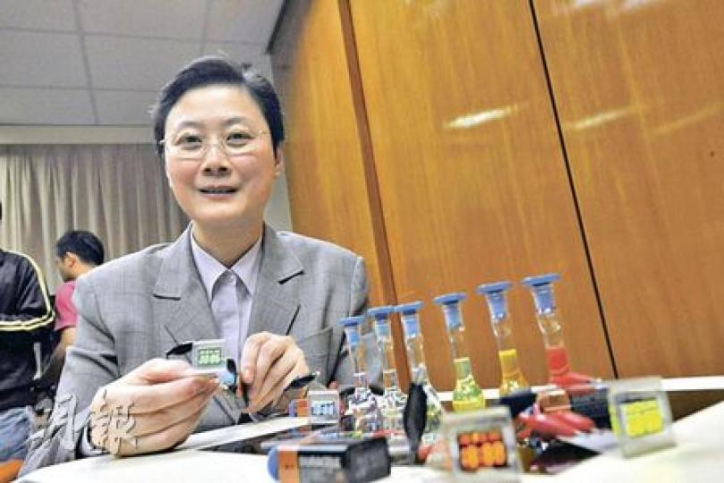 任詠華正研究如何將圖中不同顏色的發光材料改良,若研究成功,有望令手機和電腦熒幕更環保慳電。(葉漢華攝) 任詠華正研究如何將圖中不同顏色的發光材料改良,若研究成功,有望令手機和電腦熒幕更環保慳電。(葉漢華攝)