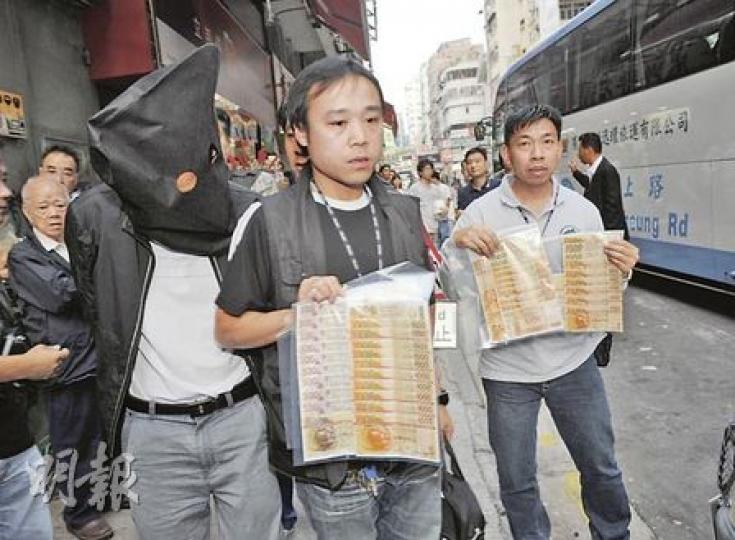 警方在騙徒租住的賓館,起獲約值5萬元現金、金器等贓物,事後一併檢走調查。(樊銳昌攝) 警方在騙徒租住的賓館,起獲約值5萬元現金、金器等贓物,事後一併檢走調查。(樊銳昌攝)