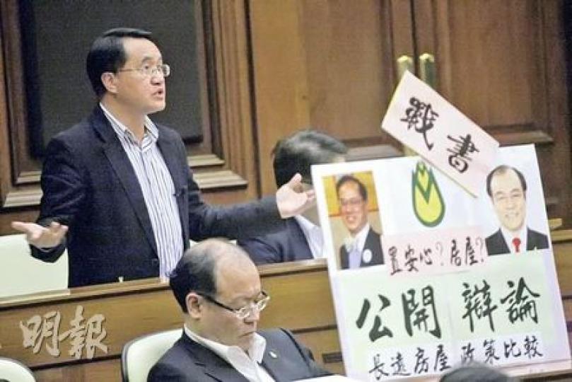 民主黨李永達(後)在立法會指政府應該加強樓市措施,包括降低非自住物業交易的按揭成數。圖為民協馮檢基(前)在會議上擺放向特首曾蔭權公開辯論的宣戰牌。(李紹昌攝) 民主黨李永達(後)在立法會指政府應該加強樓市措施,包括降低非自住物業交易的按揭成數。圖為民協馮檢基(前)在會議上擺放向特首曾蔭權公開辯論的宣戰牌。(李紹昌攝)