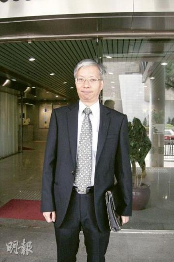 土力工程處總土力工程師潘偉強供稱,涉案斜坡原定2008年6月22日展開鞏固工程,詎料施工前一場黑雨導致護土牆坍塌壓屋奪命。(利嘉茵攝) 土力工程處總土力工程師潘偉強供稱,涉案斜坡原定2008年6月22日展開鞏固工程,詎料施工前一場黑雨導致護土牆坍塌壓屋奪命。(利嘉茵攝)