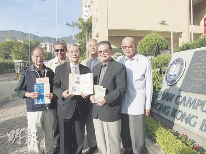 1960年浸會學院社會學畢業生張子江（右一），以3年完成4年課程，是當年的高材生，畢業後投身教育事業，建立基督教興學會及建立多間迦密中小學。浸大首屆畢業生昨日重返校園重聚，左起為賈福強、林子依、劉才波、勞錦城、盧恩成及張子江。（彭美芳攝）