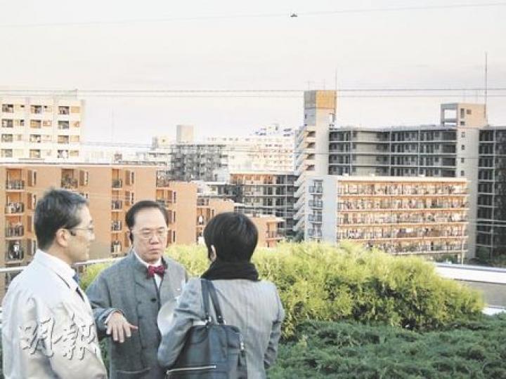 特首曾蔭權(中)昨在日本考察焚化爐設施,在焚化爐工廠天台,觀看附近社區。(何曉勤攝) 特首曾蔭權(中)昨在日本考察焚化爐設施,在焚化爐工廠天台,觀看附近社區。(何曉勤攝)