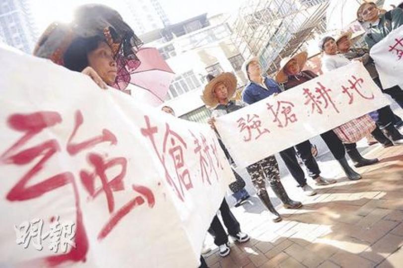 有菜園村農戶不滿官員違反承諾,趁村民與官員開會時派人入村收地,昨於會議場地外拉起橫額抗議,最終會議流會收場。(余俊亮攝) 有菜園村農戶不滿官員違反承諾,趁村民與官員開會時派人入村收地,昨於會議場地外拉起橫額抗議,最終會議流會收場。(余俊亮攝)