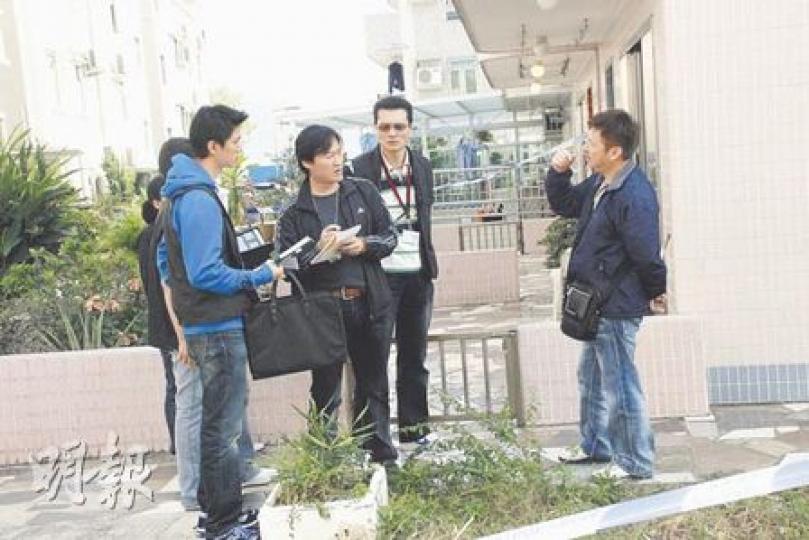 重案組探員昨返回兇案現場,向村民進行問卷調查。(屈俊樂攝) 重案組探員昨返回兇案現場,向村民進行問卷調查。(屈俊樂攝)