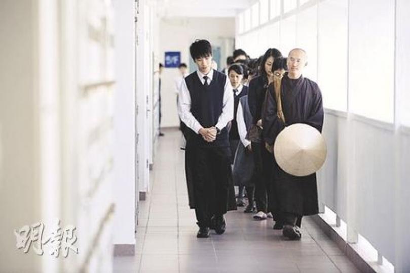 一行禪師的9名弟子昨到佛教大雄中學主持「正念修持」,在完結前,全校師生被帶領一同「行禪」,不少學生指出,一呼一吸地配合腳步行走,有助他們消除內心雜念,亦有學生笑言,學校從未如此安靜過。(朱永倫攝)逾千師生圍繞學校「禪行」,場面壯觀。學生一個接一個跟着佛學大師行走,感受腳踏實地的喜悅。大師表示,希望學生從活動中學懂「活在當下」。(朱永倫攝)9名一行禪師的弟子在主持「正念修持」前,先將鞋子脫下,並跪拜於地上向佛祖禱告。(朱永倫攝)9名大師先與學生打成一片,以對話及唱歌,教導學生感受喜悅和平靜。由於歌 一行禪師的9名弟子昨到佛教大雄中學主持「正念修持」,在完結前,全校師生被帶領一同「行禪」,不少學生指出,一呼一吸地配合腳步行走,有助他們消除內心雜念,亦有學生笑言,學校從未如此安靜過。(朱永倫攝)逾千師生圍繞學校「禪行」,場面壯觀。學生一個接一個跟着佛學大師行走,感受腳踏實地的喜悅。大師表示,希望學生從活動中學懂「活在當下」。(朱永倫攝)9名一行禪師的弟子在主持「正念修持」前,先將鞋子脫下,並跪拜於地上向佛祖禱告。(朱永倫攝)9名大師先與學生打成一片,以對話及唱歌,教導學生感受喜悅和平靜。由於歌