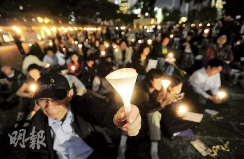 民主黨、香港天主教正義和平委員會 、中國維權律師關注組等多個團體，昨晚在遮打花園舉行燭光晚會，要求中國釋放劉曉波，現場逾100人燃點燭光表達心意。（余俊亮攝）