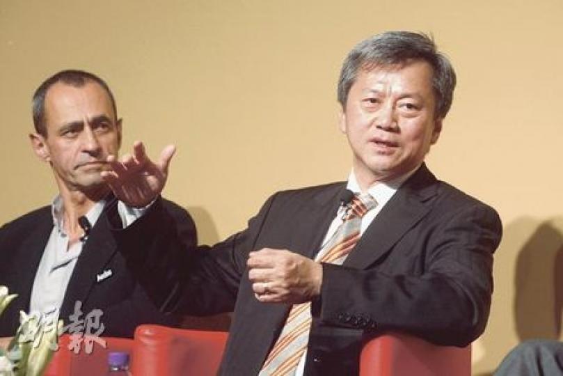 長實執行董事趙國雄(右)強調,面對大量熱錢流入香港的特殊情况,香港政府若特事特辦,提出減低外來資金入市的措施,是無可厚非和應該的。(李紹昌攝) 長實執行董事趙國雄(右)強調,面對大量熱錢流入香港的特殊情况,香港政府若特事特辦,提出減低外來資金入市的措施,是無可厚非和應該的。(李紹昌攝)