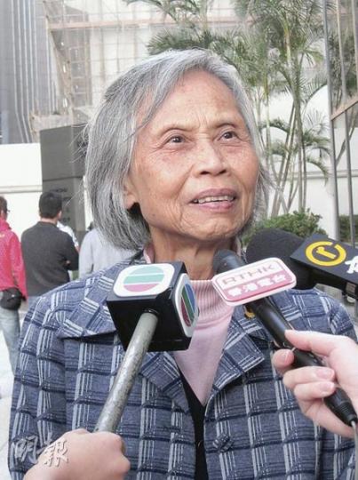 被相識多年的銀行客戶主任騙去畢生積蓄,女西醫陳秀棉昨說﹕「佢還晒錢畀我咪原諒佢囉!」(黃景怡攝) 被相識多年的銀行客戶主任騙去畢生積蓄,女西醫陳秀棉昨說﹕「佢還晒錢畀我咪原諒佢囉!」(黃景怡攝)