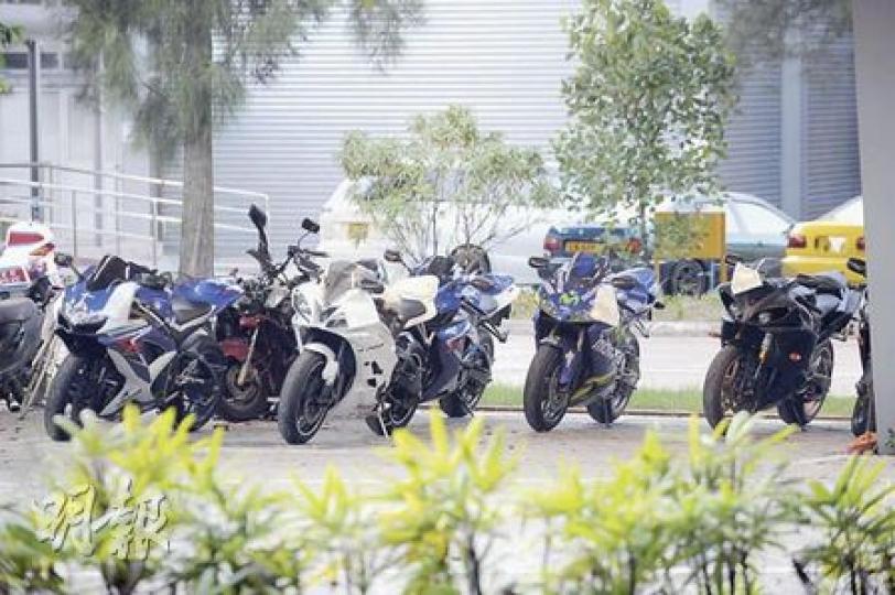 涉案6部電單車懷疑曾被改裝,事後被拖往大欖涌汽車扣留中心檢驗。(樊銳昌攝) 涉案6部電單車懷疑曾被改裝,事後被拖往大欖涌汽車扣留中心檢驗。(樊銳昌攝)