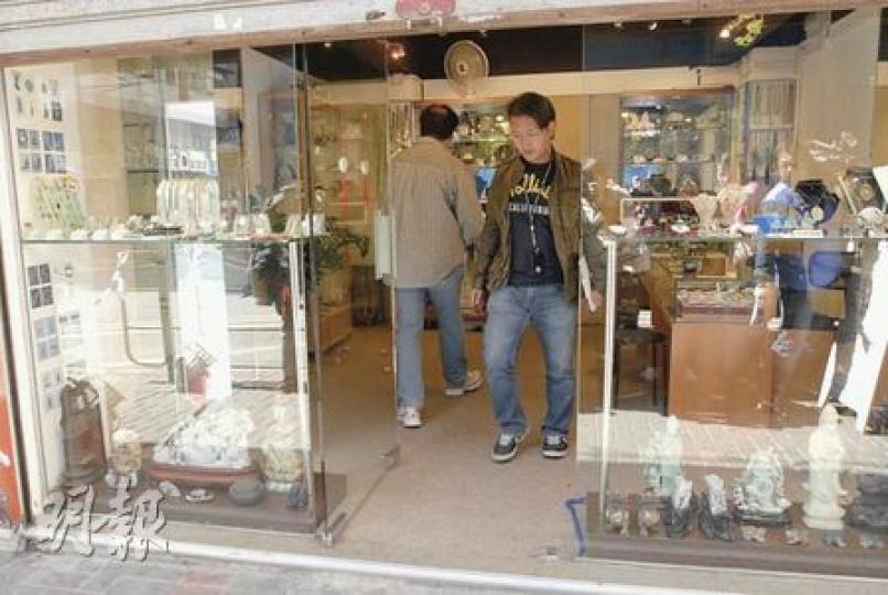 砵蘭街玉石店遇爆竊,探員昨早到店內蒐證。(劉友光攝) 砵蘭街玉石店遇爆竊,探員昨早到店內蒐證。(劉友光攝)