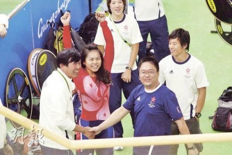李慧詩(左二)奪金後振臂歡呼,港隊教練沈金康(左)亦笑不攏嘴。(黃家倫攝) 李慧詩(左二)奪金後振臂歡呼,港隊教練沈金康(左)亦笑不攏嘴。(黃家倫攝)