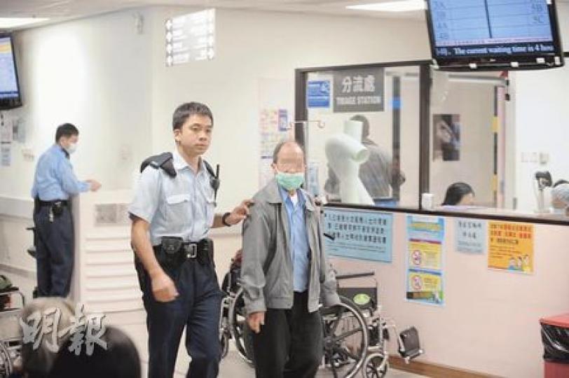 涉嫌在便利店偷蛋糕的67歲老翁身形矮小瘦削,事後報稱頭暈,在警員看守下送院檢驗。(樊銳昌攝)身材健碩的阿Joe奮力捉住企圖偷蛋糕的老翁,卻反遭瘦弱老翁打傷頸,背面衣領亦遭扯爛。(樊銳昌攝) 涉嫌在便利店偷蛋糕的67歲老翁身形矮小瘦削,事後報稱頭暈,在警員看守下送院檢驗。(樊銳昌攝)身材健碩的阿Joe奮力捉住企圖偷蛋糕的老翁,卻反遭瘦弱老翁打傷頸,背面衣領亦遭扯爛。(樊銳昌攝)