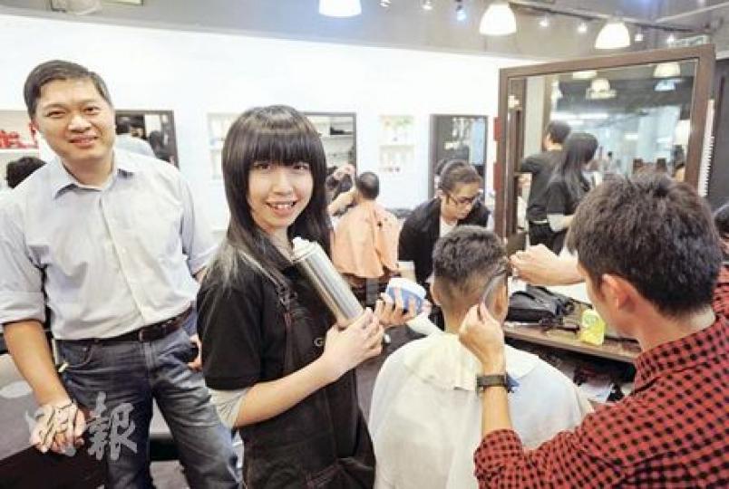 社企「豐盛髮廊」董事總經理關志康(左一)原計劃5年開10間分店,為年輕人創造更多職位,但店舖2005年開業後遇上金融海嘯和最低工資等因素,減慢擴展步伐,現有3間分店,來年會增加一間。左二為在髮廊當學徒的小畈。(尹錦恩攝) 社企「豐盛髮廊」董事總經理關志康(左一)原計劃5年開10間分店,為年輕人創造更多職位,但店舖2005年開業後遇上金融海嘯和最低工資等因素,減慢擴展步伐,現有3間分店,來年會增加一間。左二為在髮廊當學徒的小畈。(尹錦恩攝)