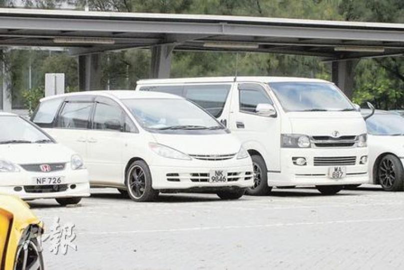 豐田「大霸王」豪華七人車(右二)及HiAce客貨車(右一)涉嫌在元朗公路高速飛馳,司機涉危險驚駛被捕,兩車被警方扣查。(何朝財攝)涉及危險駕駛的紅色本田思域(左)及黑色富士B4私家車(右)同被警方扣留調查。(何朝財攝) 豐田「大霸王」豪華七人車(右二)及HiAce客貨車(右一)涉嫌在元朗公路高速飛馳,司機涉危險驚駛被捕,兩車被警方扣查。(何朝財攝)涉及危險駕駛的紅色本田思域(左)及黑色富士B4私家車(右)同被警方扣留調查。(何朝財攝)